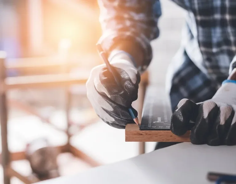 Snickare med cirkelsåg – ombyggnad och renovering