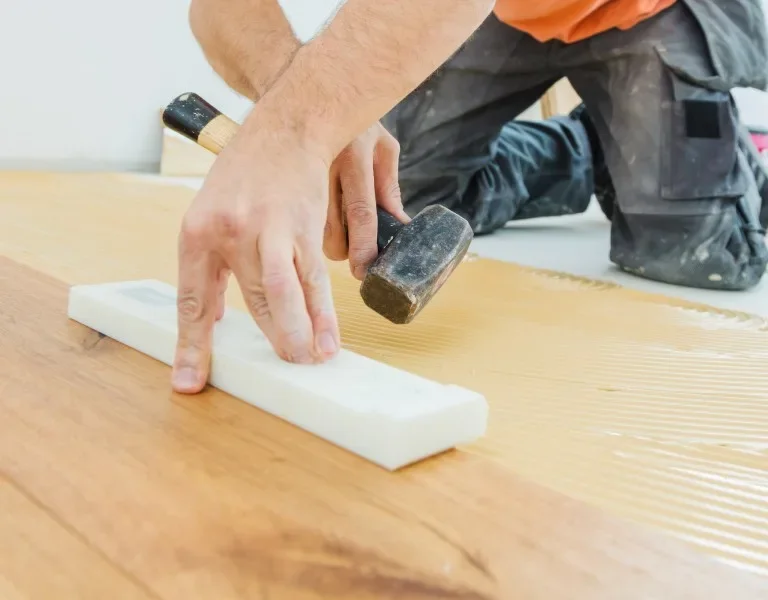 Snickare vid arbete – fuktskador och reparationer